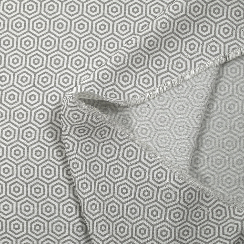 Crêpe viscose imprimé labyrinthe hexagonal gris et blanc - Image 5