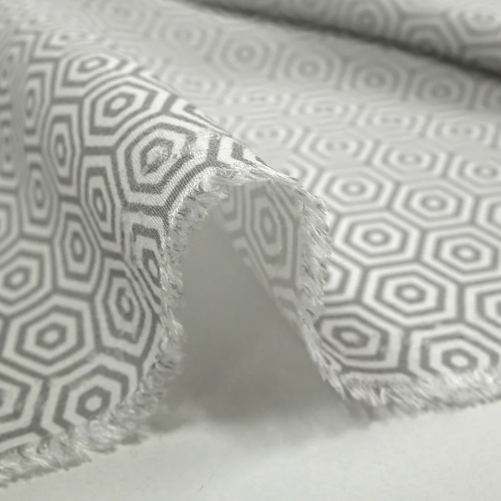 Crêpe viscose imprimé labyrinthe hexagonal gris et blanc - Image 6