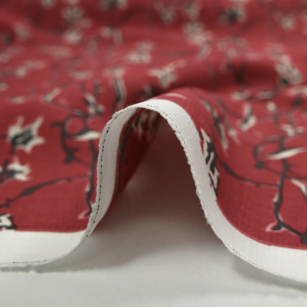 Crêpe viscose imprimé lien floral fond bordeaux - Image 6