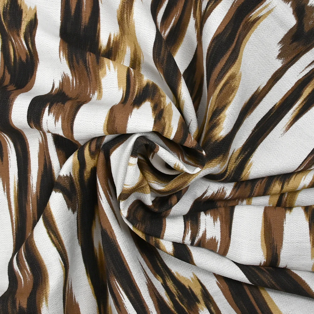 Crêpe viscose imprimé ondes abstraites marron fond blanc - Image 2