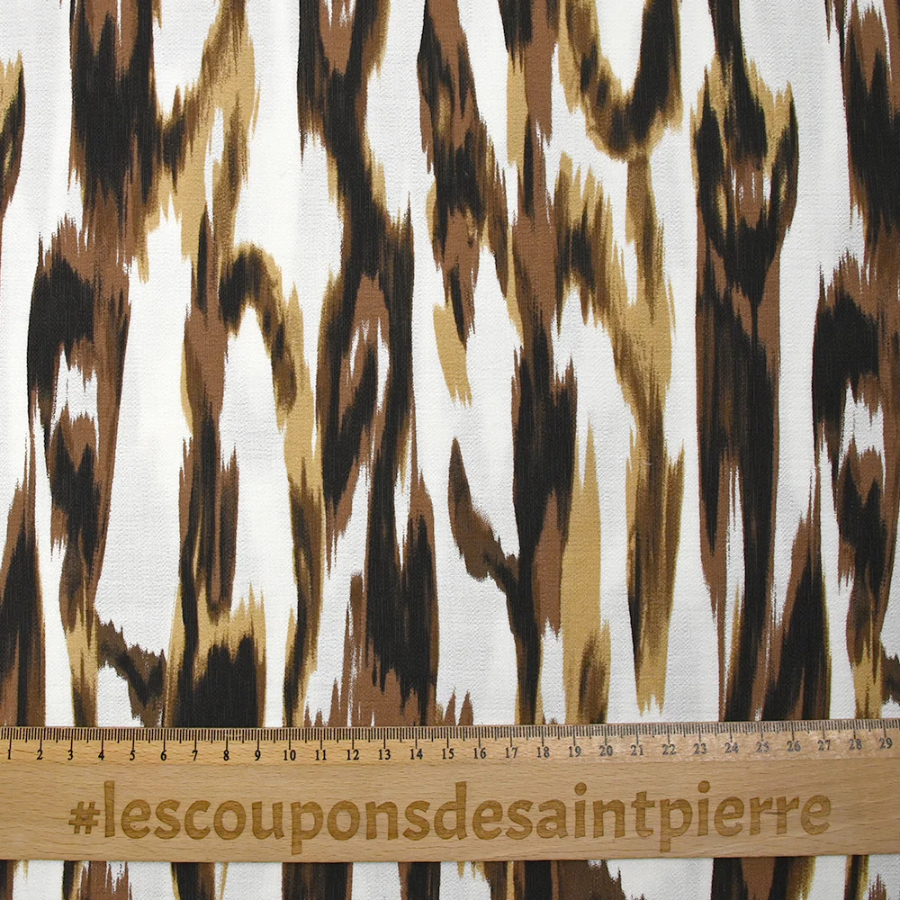 Crêpe viscose imprimé ondes abstraites marron fond blanc - Image 3