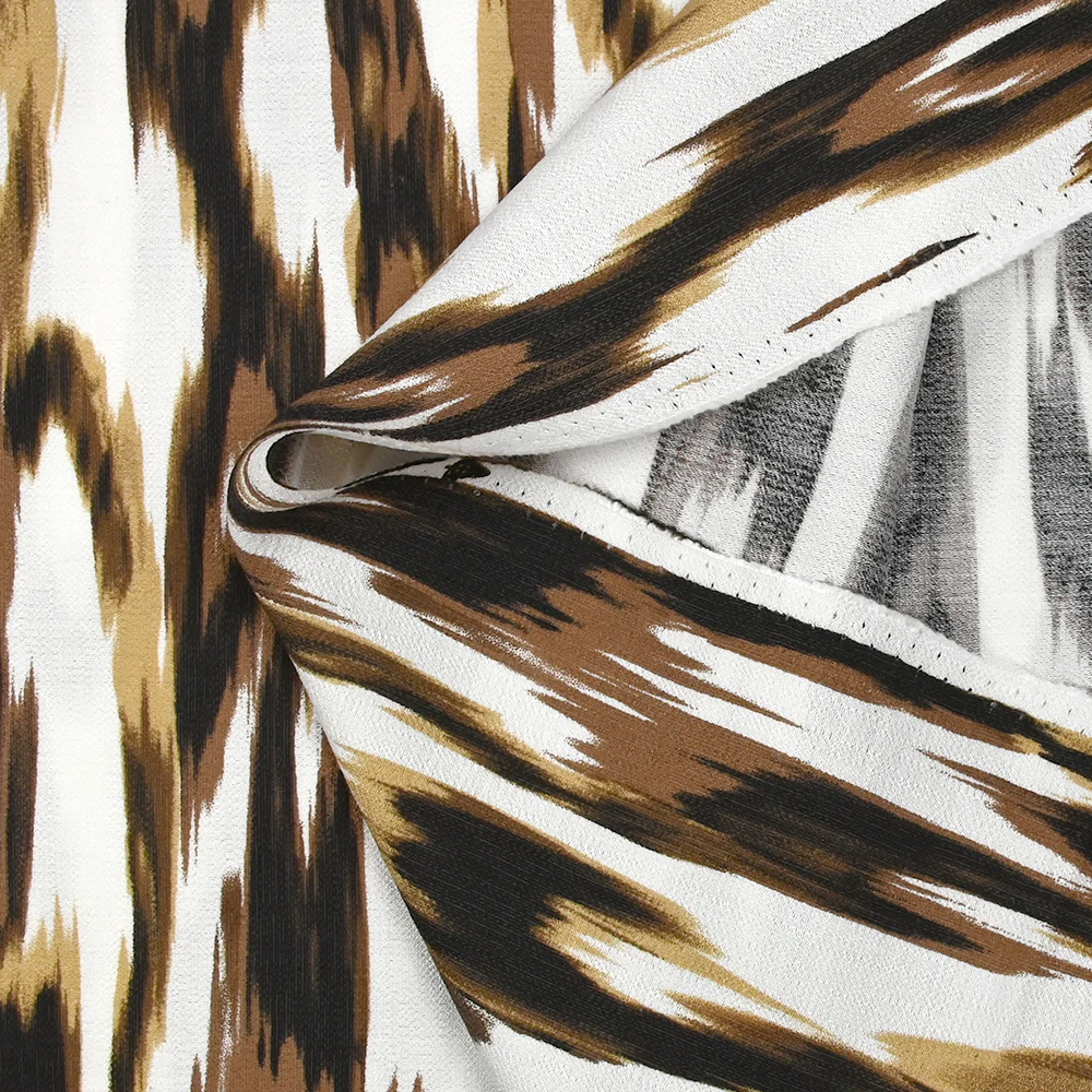 Crêpe viscose imprimé ondes abstraites marron fond blanc - Image 5