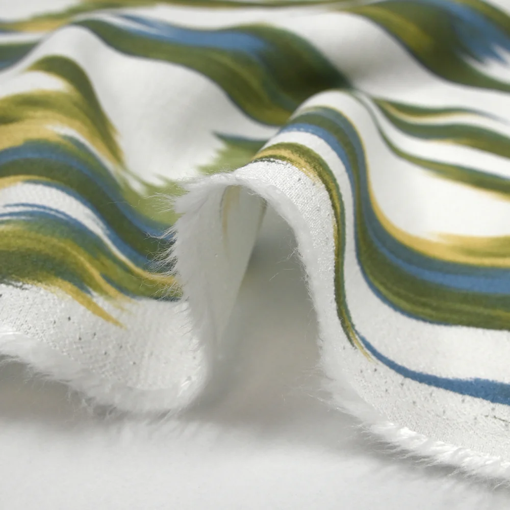 Crêpe viscose imprimé ondes abstraites vert et bleu fond blanc - Image 6