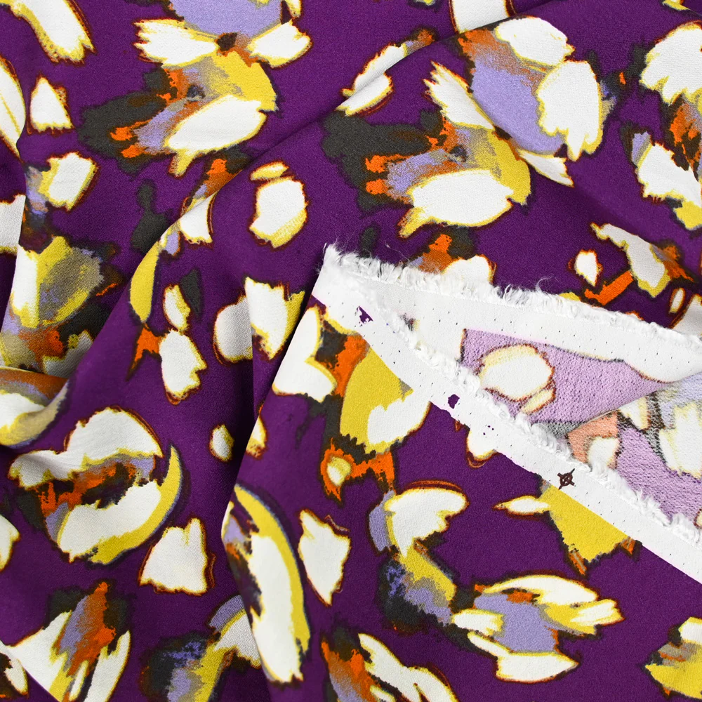 Crêpe viscose imprimé peinture fond violet - Image 3