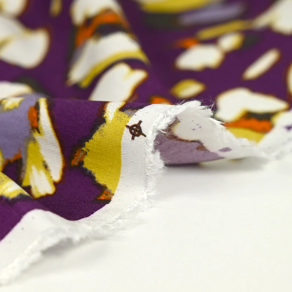 Crêpe viscose imprimé peinture fond violet - Image 5