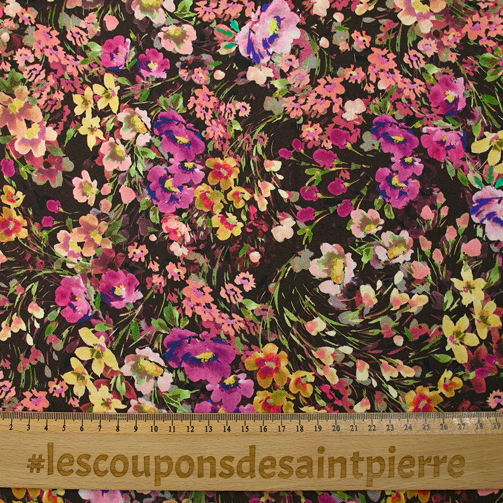 Crêpe viscose imprimé printemps en fleurs fond marron - Image 3