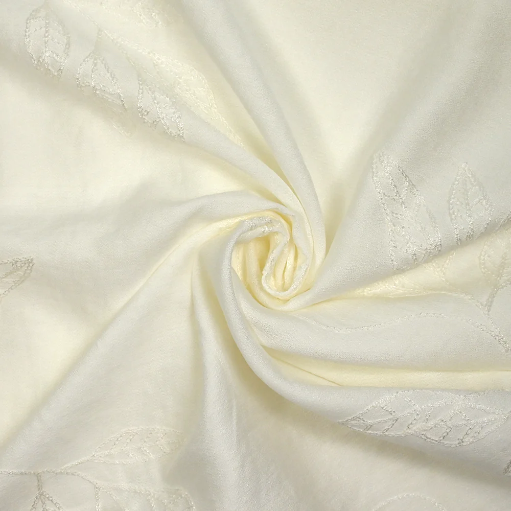 Crêpe viscose Lily brodé feuillage blanc cassé - Image 2