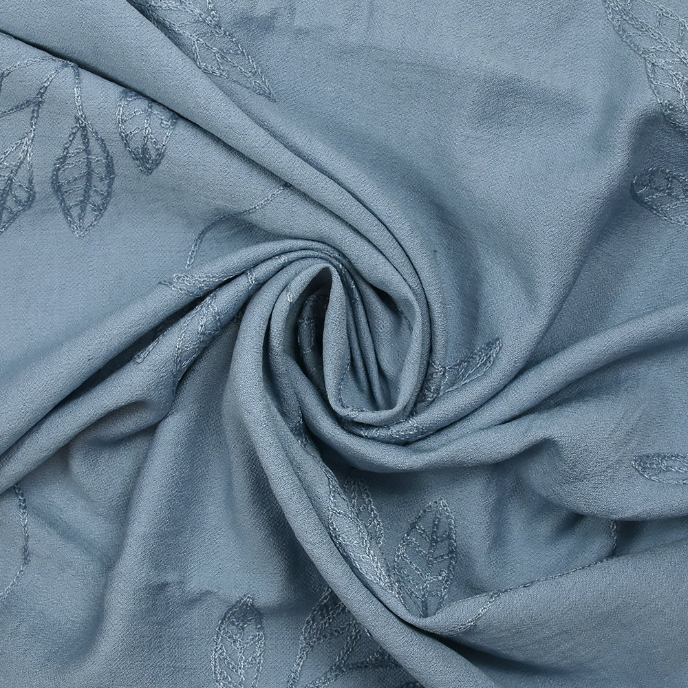 CrĂȘpe viscose Lily brodĂ© feuillage bleu barbeau - Image 2