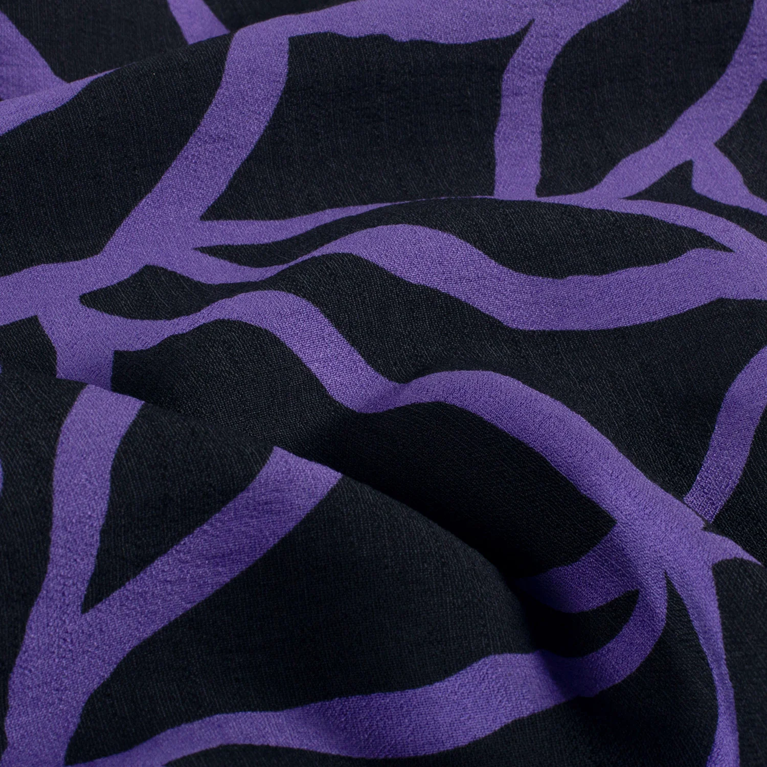 Crêpe viscose ottoman imprimé spaghetti violet fond noir - Image 6
