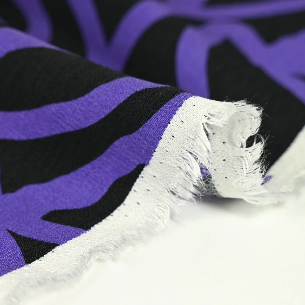 Crêpe viscose ottoman imprimé spaghetti violet fond noir - Image 8