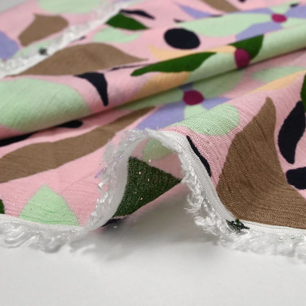 Crépon de viscose imprimé palette florale fond rose - Image 6