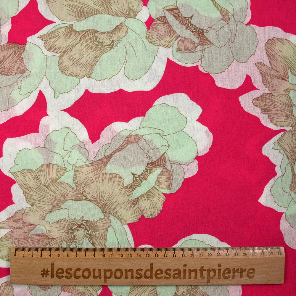 Crépon de viscose imprimé pivoine élégante fond framboise - Image 3