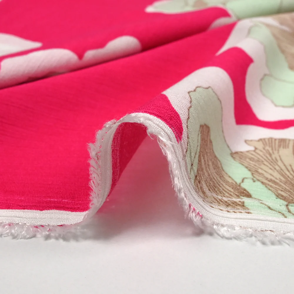 Crépon de viscose imprimé pivoine élégante fond framboise - Image 6