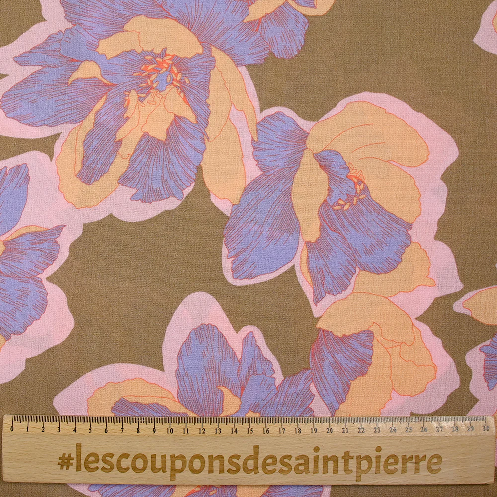 Crépon de viscose imprimé pivoine élégante fond taupe - Image 3