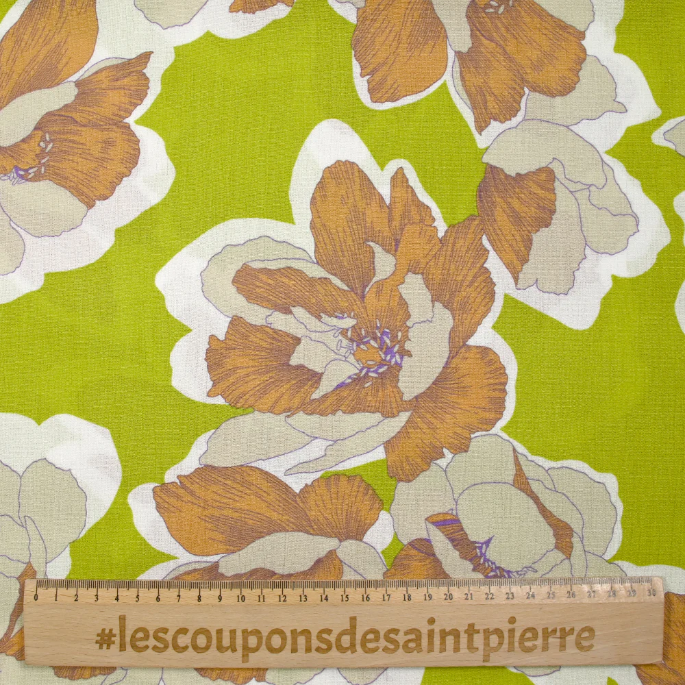 Crépon de viscose imprimé pivoine élégante fond vert anis - Image 3