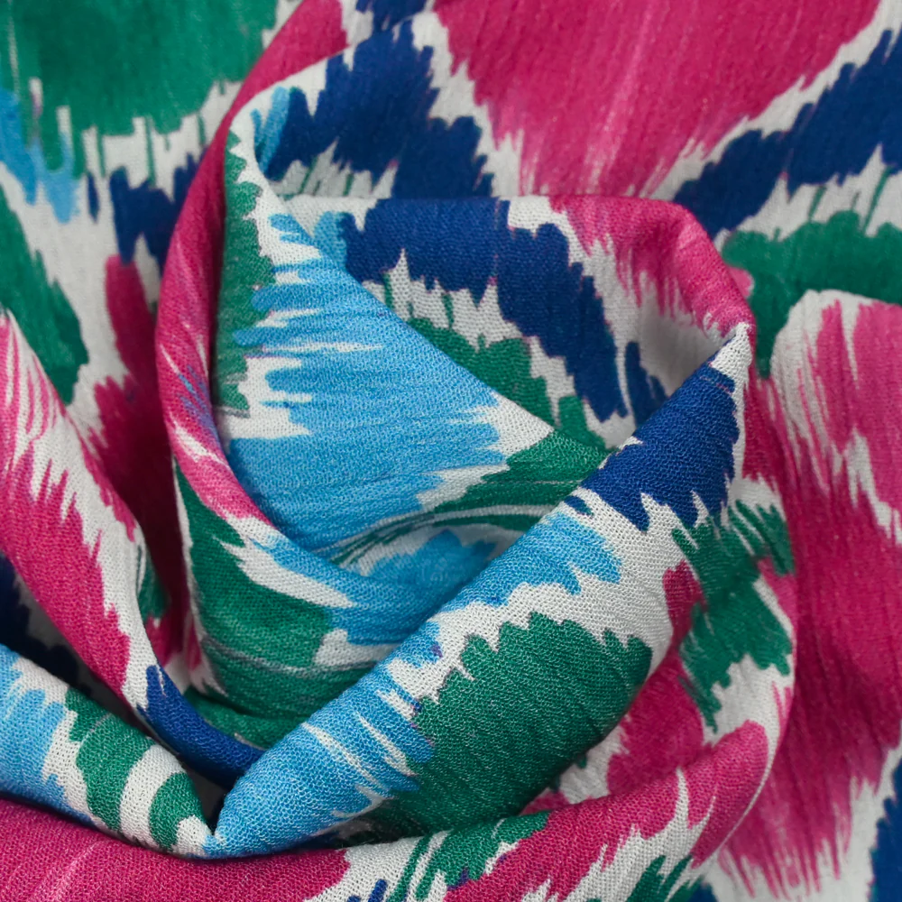 Crépon viscose imprimé reflet magenta et bleu - Image 4