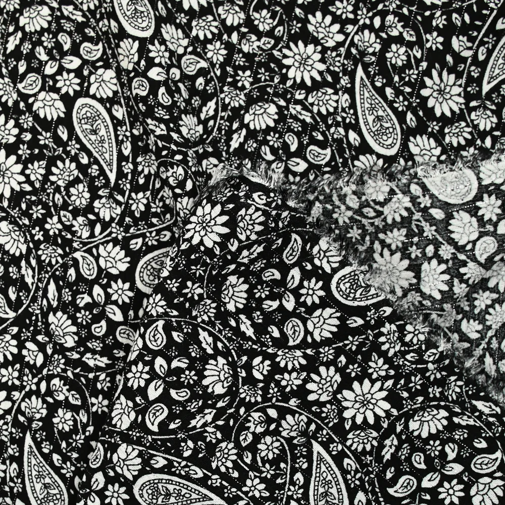 Crépon viscose rayé lurex argent cachemire fond noir - Image 4