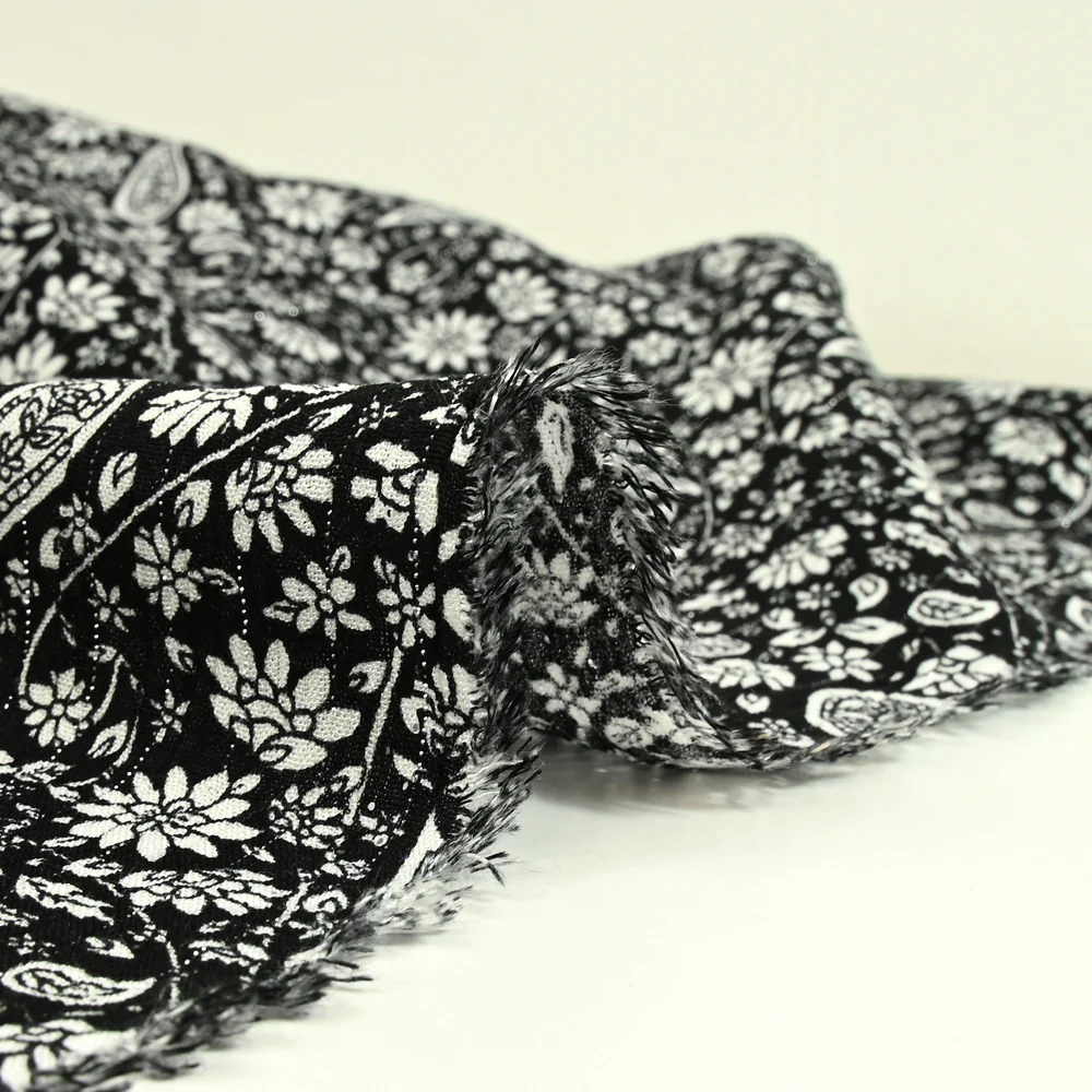 Crépon viscose rayé lurex argent cachemire fond noir - Image 5