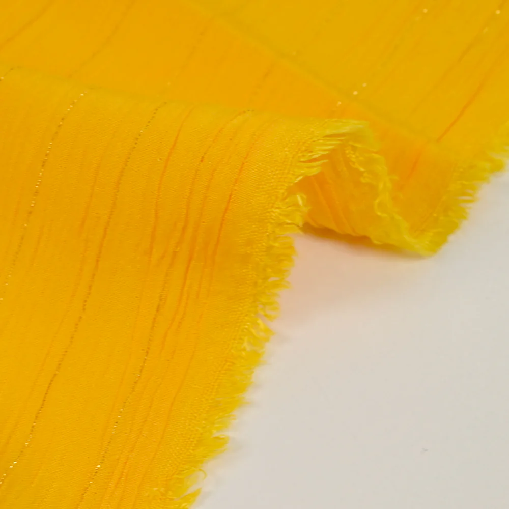 Crépon viscose rayé lurex doré fond mangue - Image 4