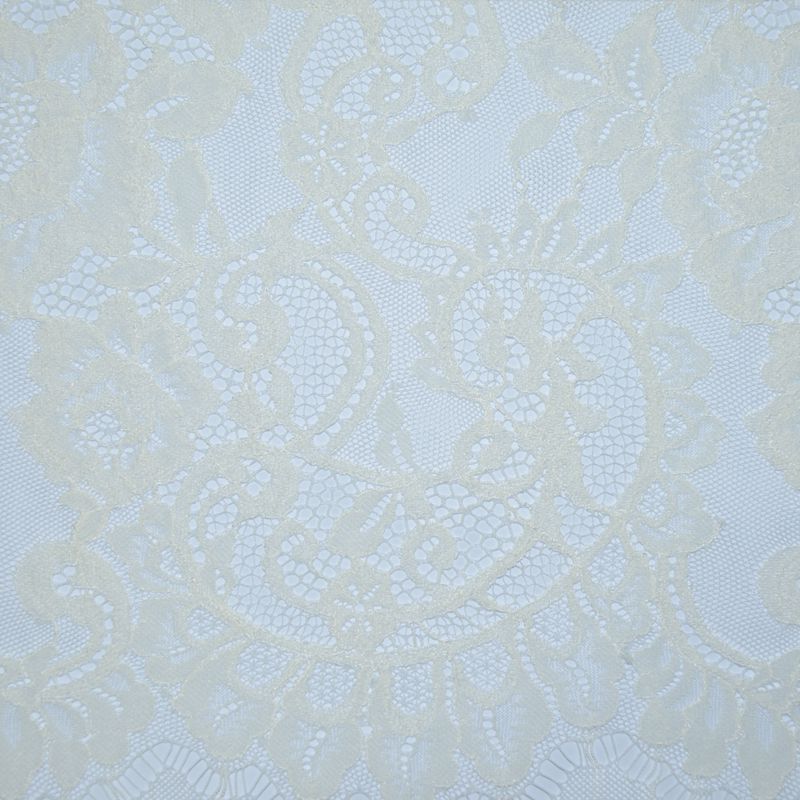 Dentelle festonnée cachemire et fleurs blanc cassé au mètre