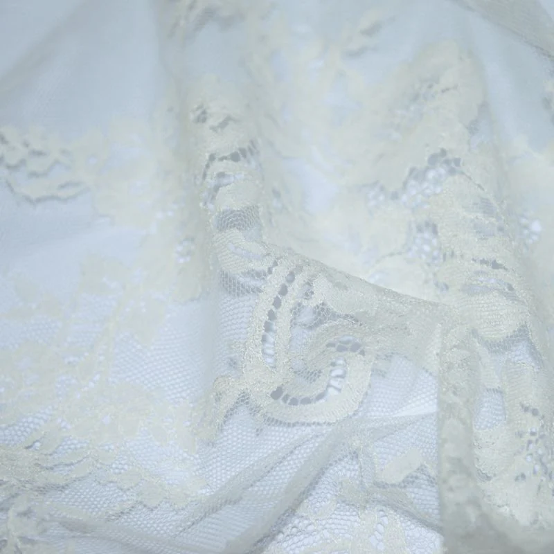 Dentelle festonnée cachemire et fleurs blanc cassé au mètre - Image 3