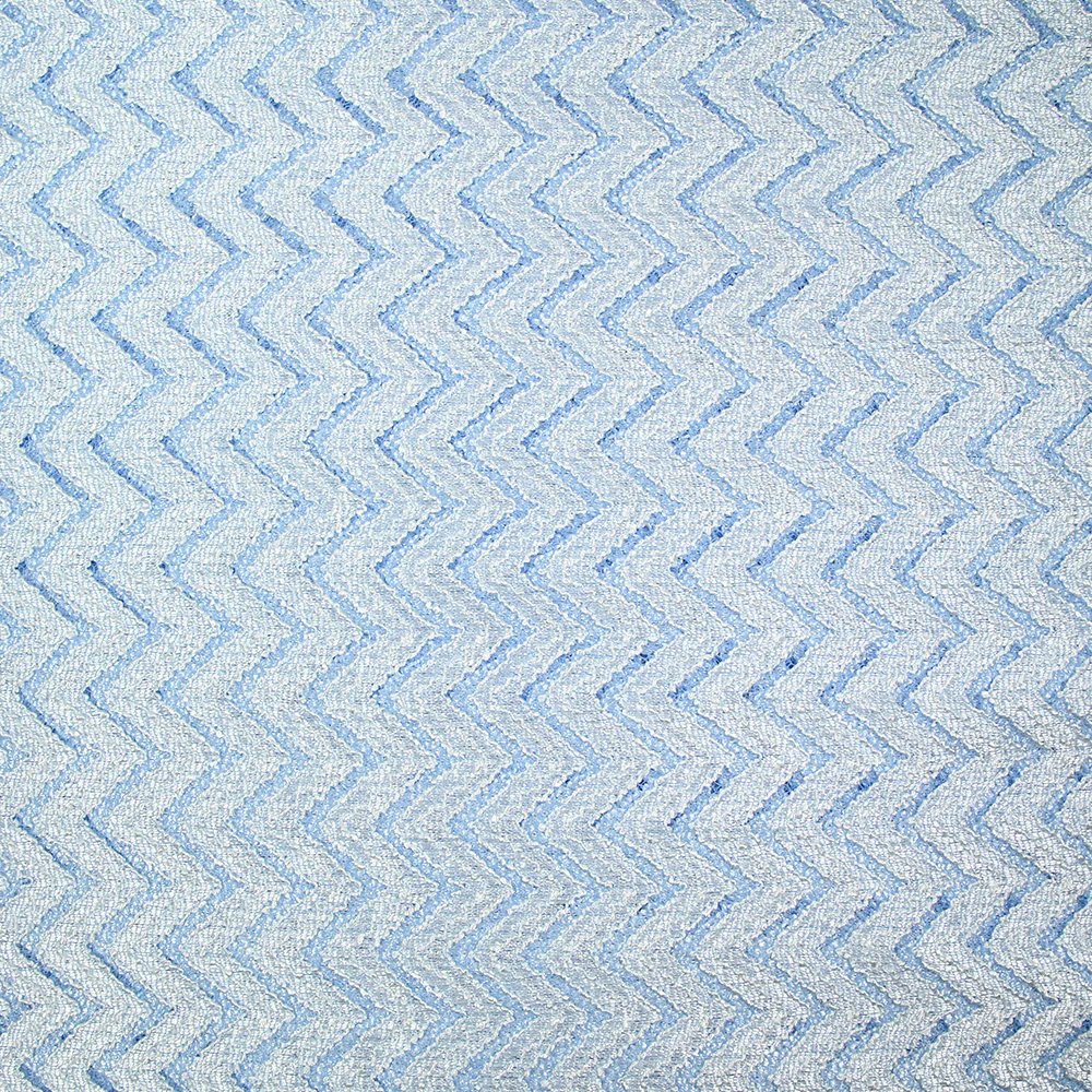 Dentelle polyester chevron blanc fond bleu clair