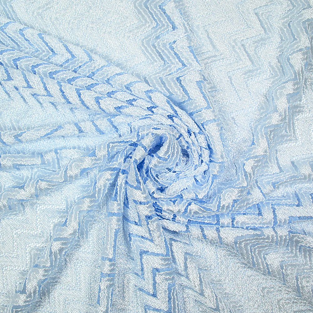 Dentelle polyester chevron blanc fond bleu clair - Image 2