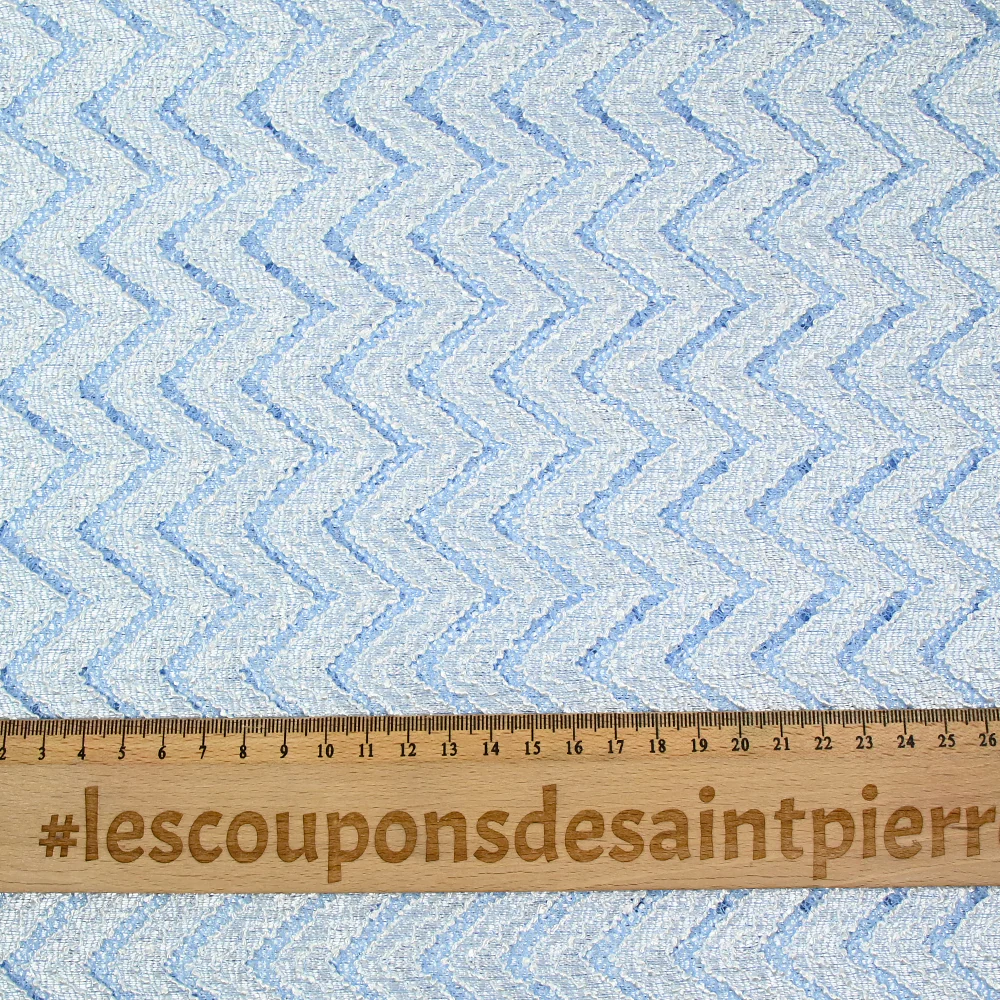 Dentelle polyester chevron blanc fond bleu clair - Image 3