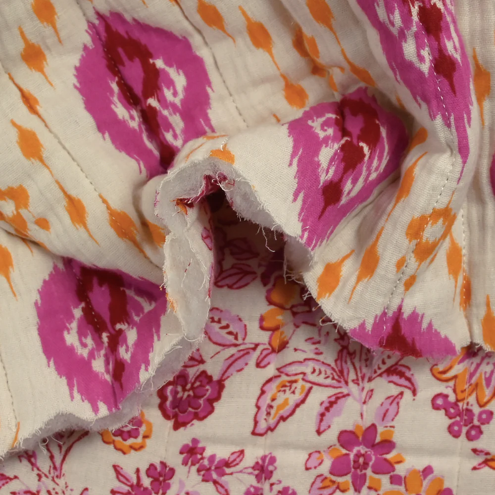 Double gaze matelassée double face indien Gurugram rose fond écru au mètre - Image 10