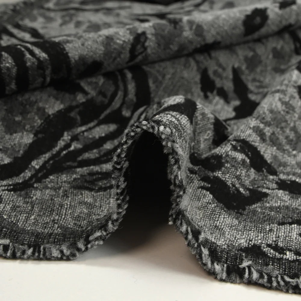 Jacquard de laine mélangée érosion animale noir et gris - Image 8
