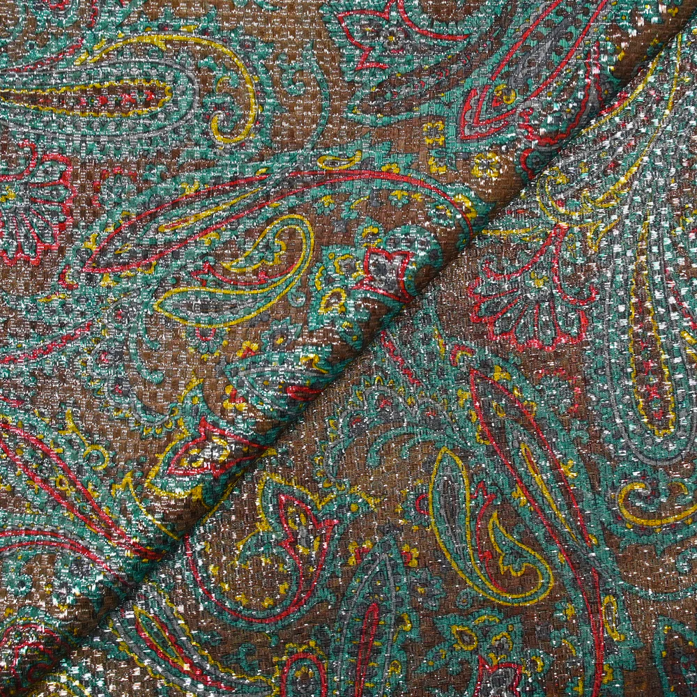 Jacquard polyester lamé cachemire doré et rouge fond vert