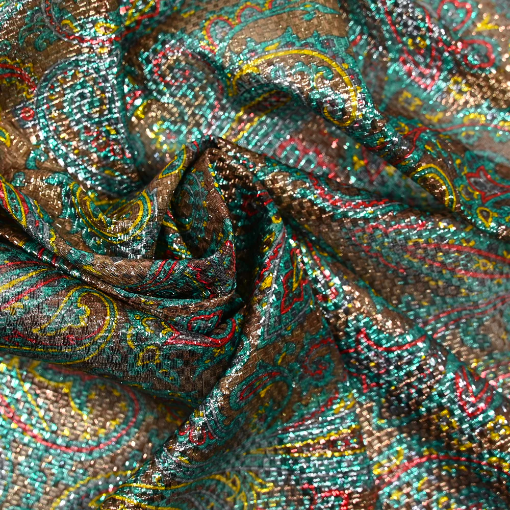 Jacquard polyester lamé cachemire doré et rouge fond vert - Image 2