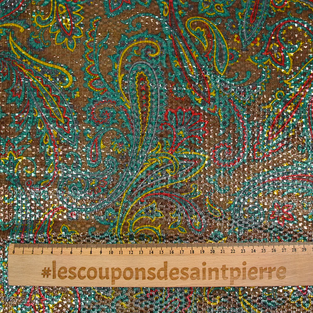 Jacquard polyester lamé cachemire doré et rouge fond vert - Image 3