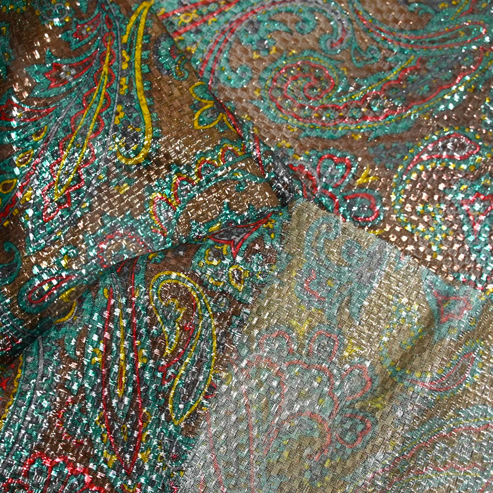 Jacquard polyester lamé cachemire doré et rouge fond vert - Image 4