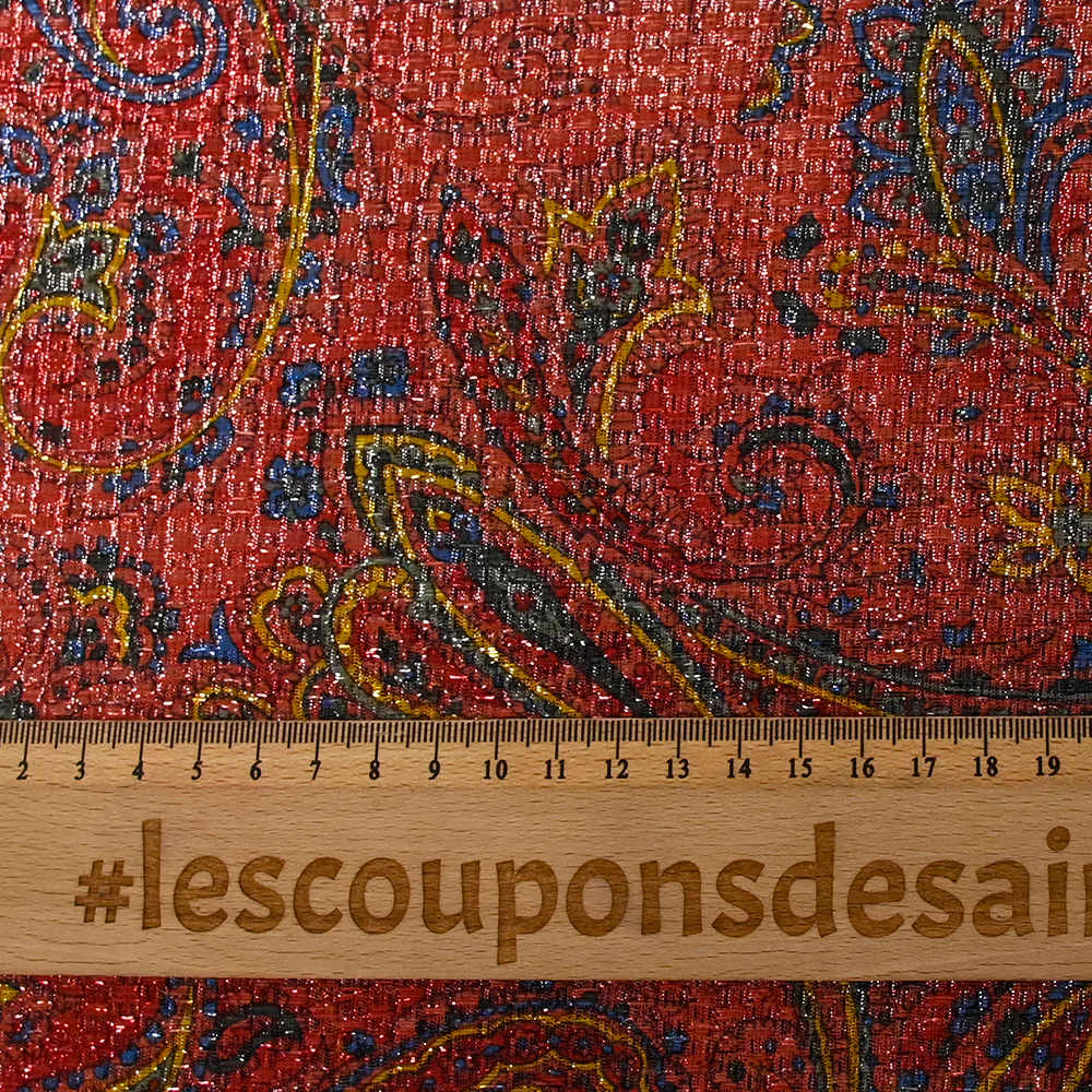 Jacquard polyester lamé cachemire jaune et bleu fond rouge clair - Image 3