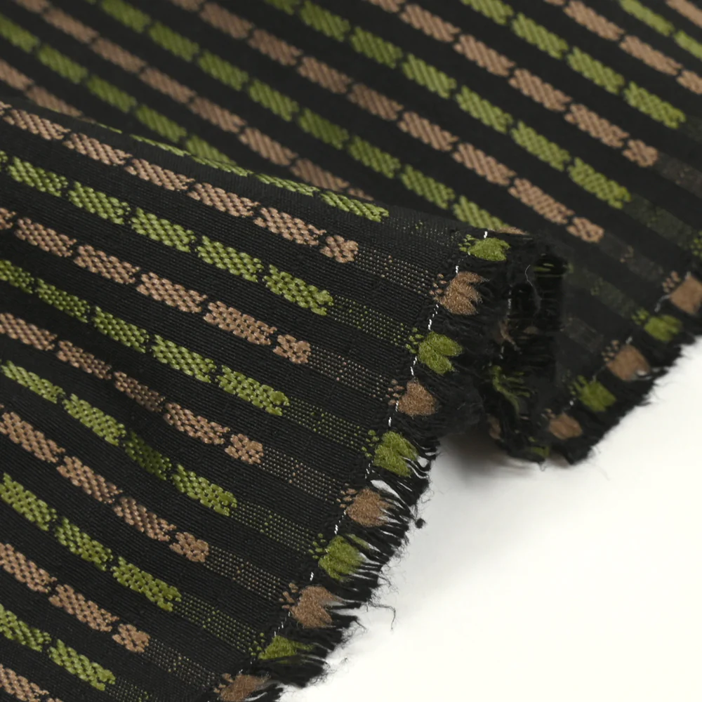 Jacquard polyviscose rayé vert et marron fond noir - Image 6