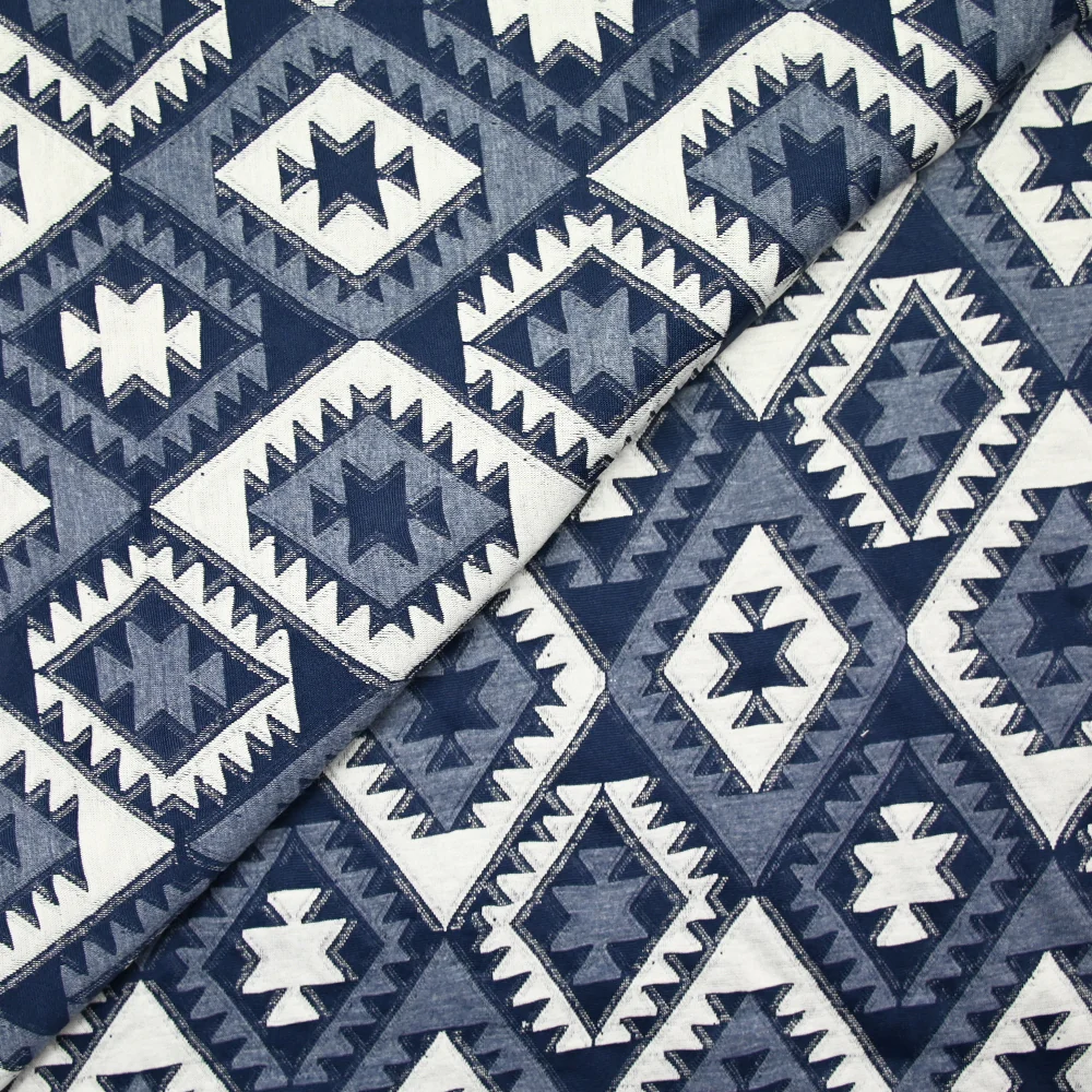 Jersey de polycoton tissé-teint losange aztèque bleu marine et blanc fond denim - Image 5