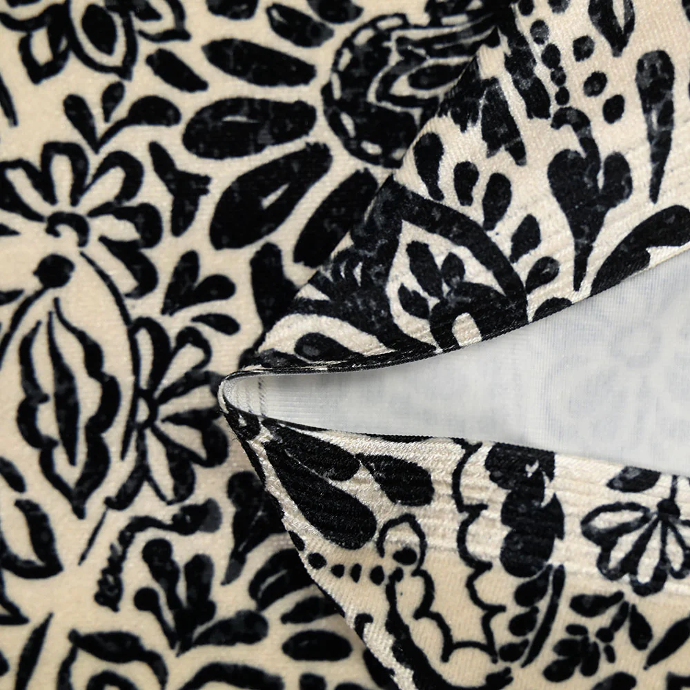Jersey de velours ras imprimé cachemire et fleur noire fond ivoire - Image 4