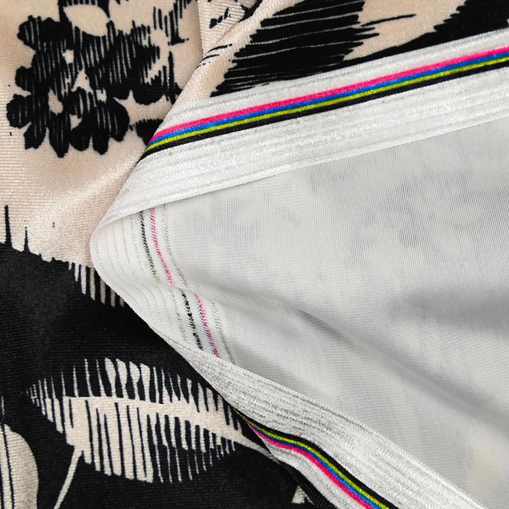 Jersey de velours ras imprimé feuille graphique noire fond ivoire - Image 4