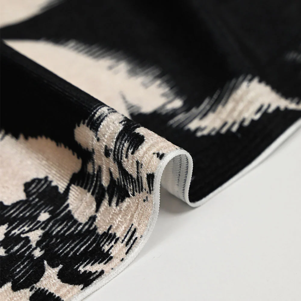 Jersey de velours ras imprimé feuille graphique noire fond ivoire - Image 5