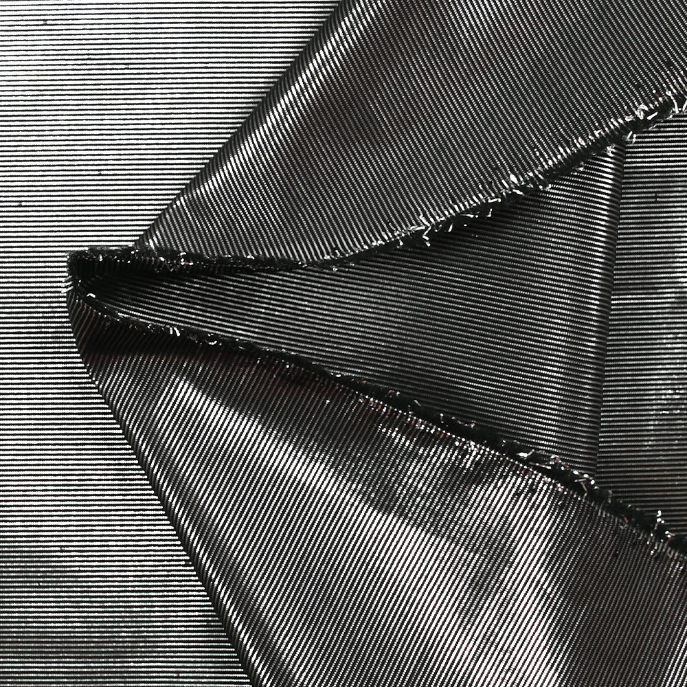 Lamé de polyester rayé argent fond noir - Image 3