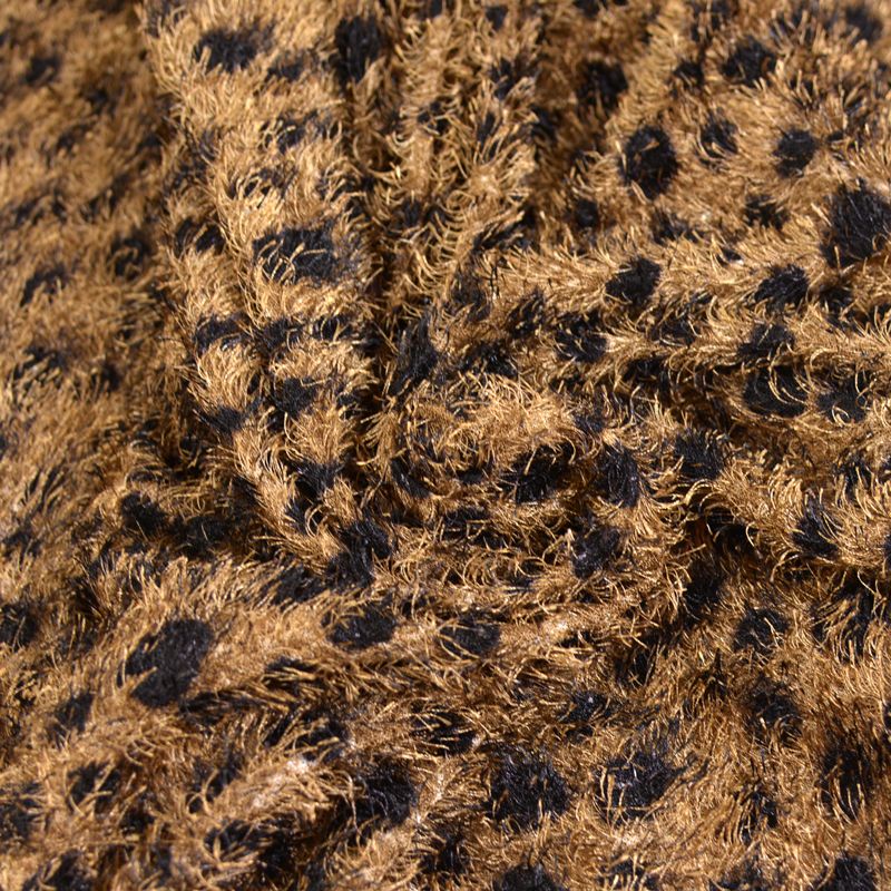 Maille à poil long pois noir fond marron - Image 4