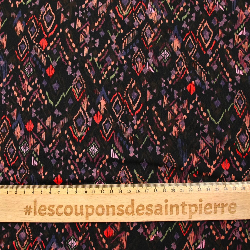 Maille crêpe imprimée ethnique fond noir - Image 3
