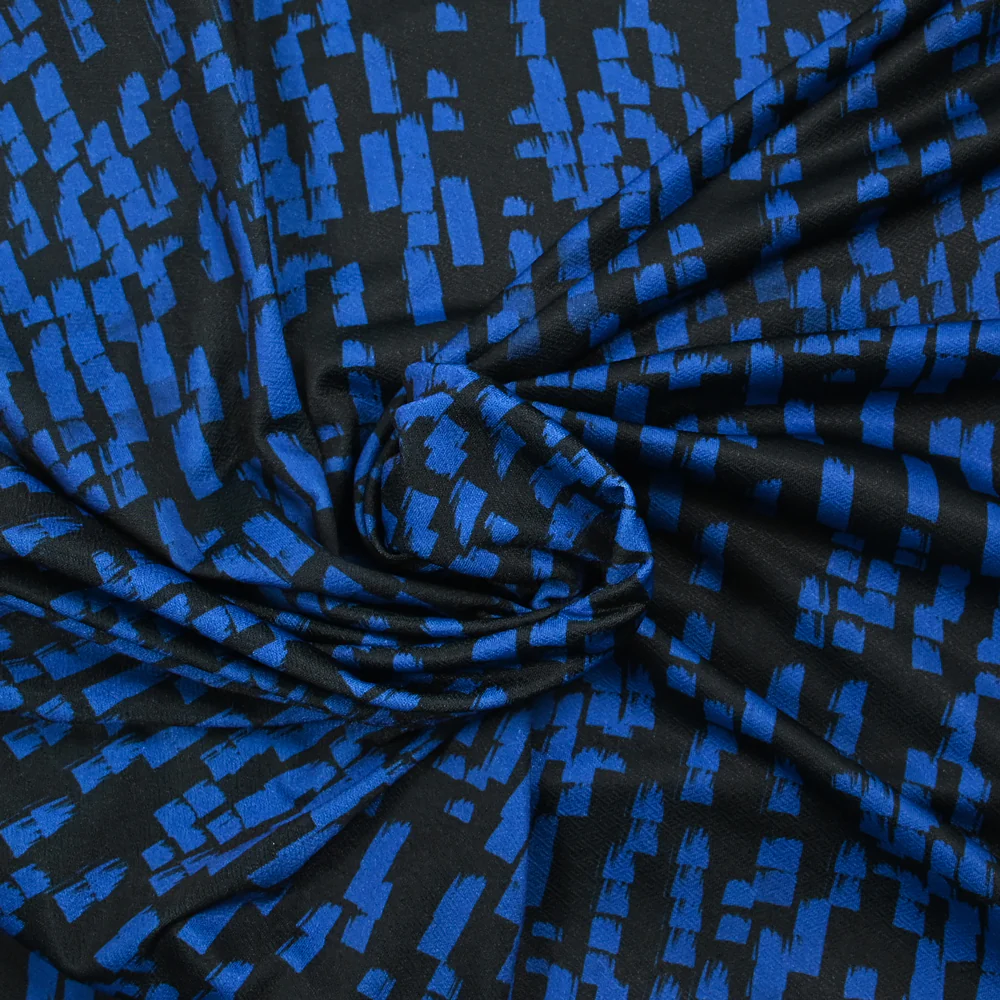Maille crêpe imprimée peinture bleu fond noir - Image 2