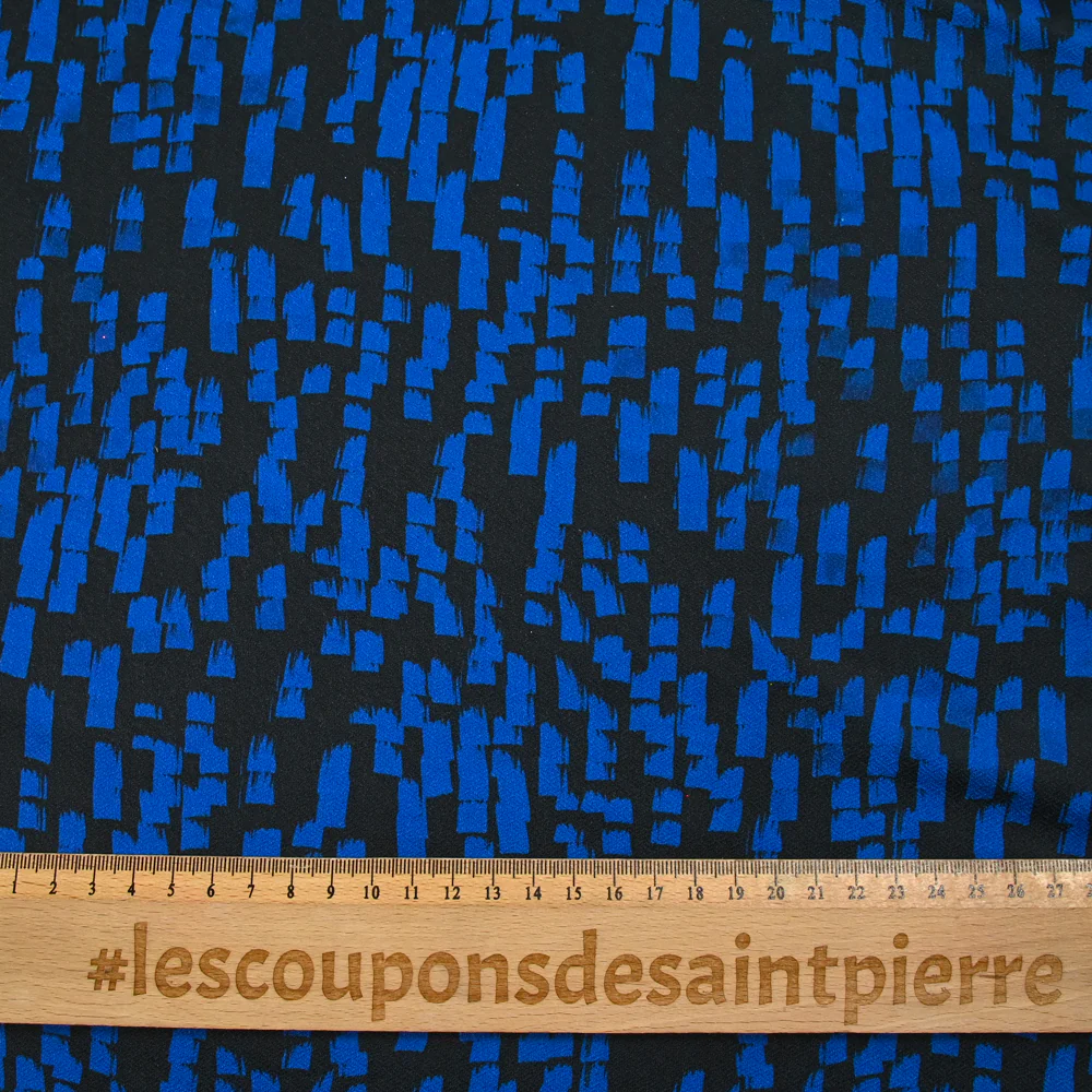 Maille crêpe imprimée peinture bleu fond noir - Image 3