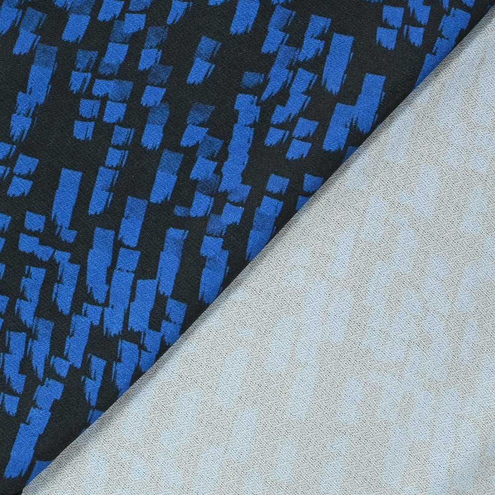 Maille crêpe imprimée peinture bleu fond noir - Image 4