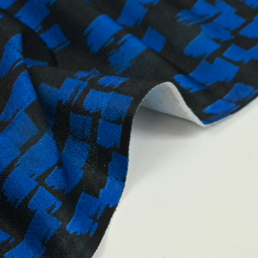 Maille crêpe imprimée peinture bleu fond noir - Image 5