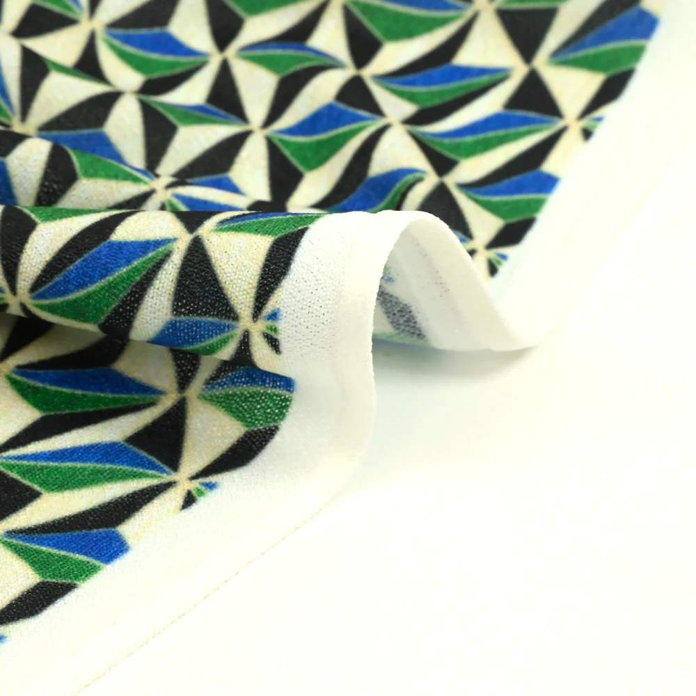 Maille crêpe imprimée vert et bleu graphique - Image 6