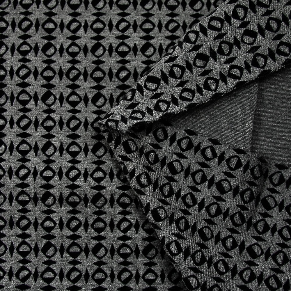 Maille Milano polyester géométrique floqué velours noir fond gris anthracite - Image 4