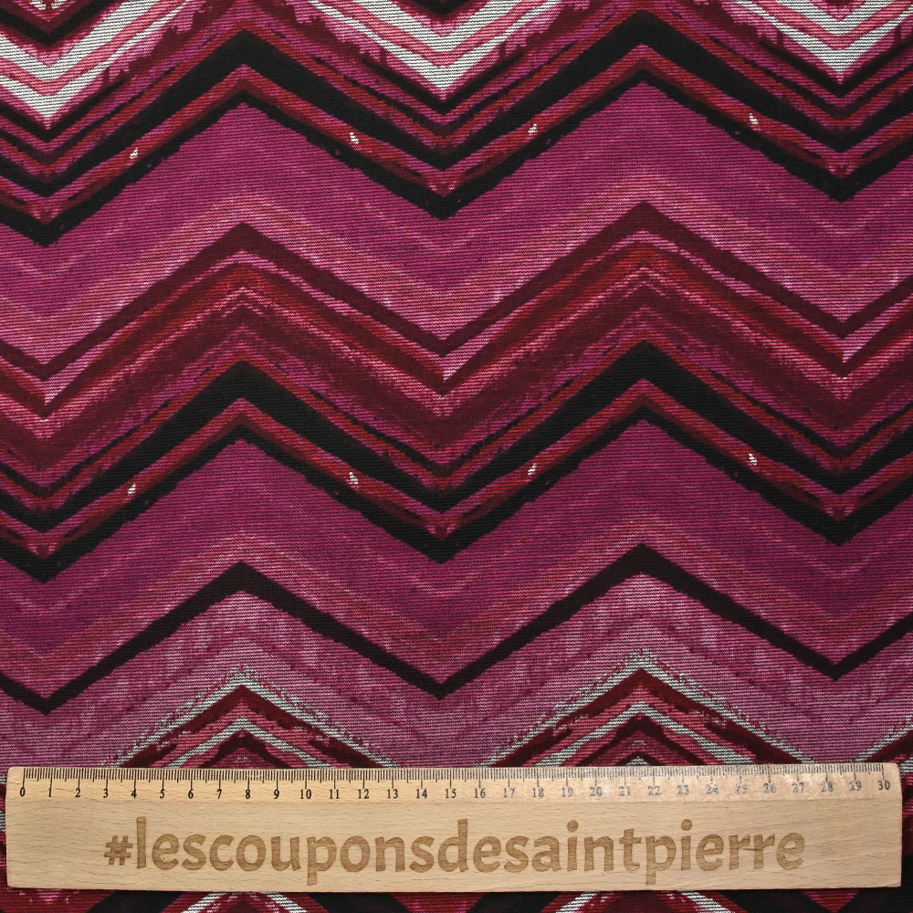 Maille Milano polyviscose chevron fantaisie magenta fond noir - Image 3